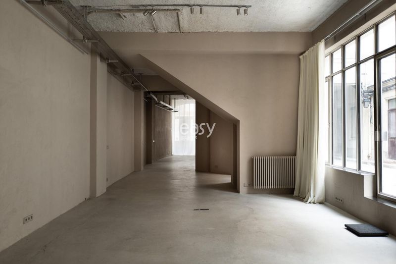 Minimalist location perfectly designed for professional photo shoots in Paris, FRANCE
